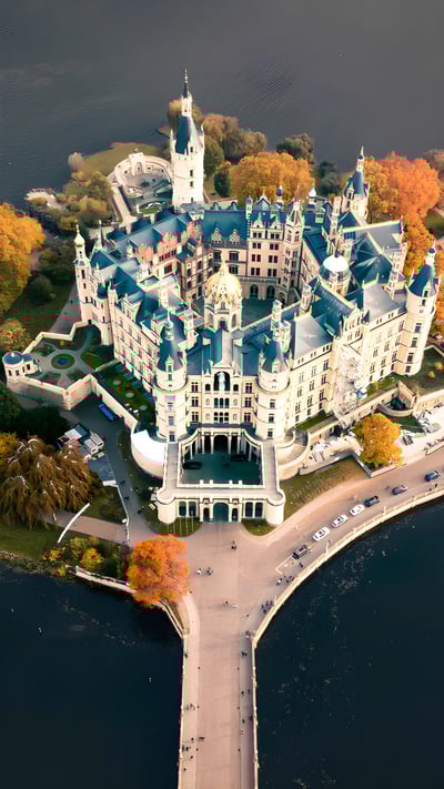 Schwerin Castle on Lake Schwerin, Mecklenburg-Vorpommern, Germany (© Hannes Wendt/Shutterstock) mobile wallpaper