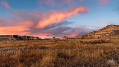 Painted clouds, still cliffs