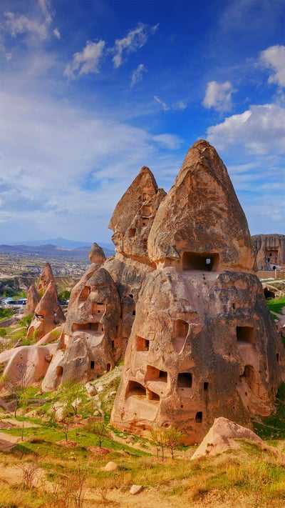 Cheminées de fées et grottes à Cappadoce, Turquie (© Ivan Kmit/Alamy) mobile wallpaper