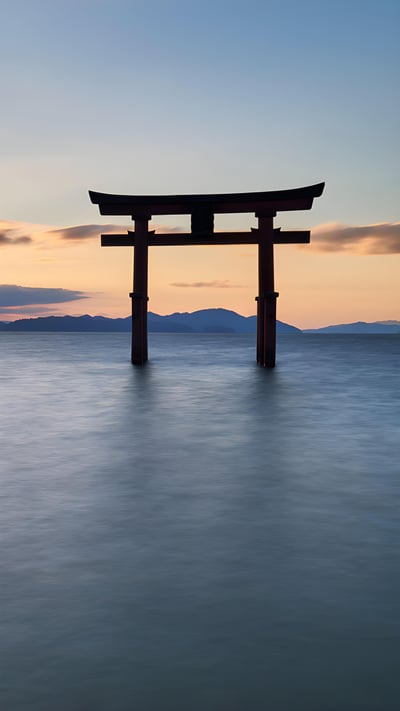 朝日と白髭神社の鳥居, 滋賀県 高島市 (© Cavan Images/Alamy Stock Photo) mobile wallpaper