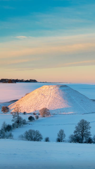 Silbury Hill in the winter snow at sunrise, Avebury, Wiltshire (© Tim Gainey/Alamy) mobile wallpaper