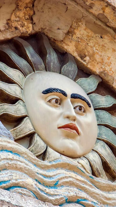 Sun deity on arch of Parsi Fire-Temple, south Mumbai (© Danny Ye/Shutterstock) mobile wallpaper
