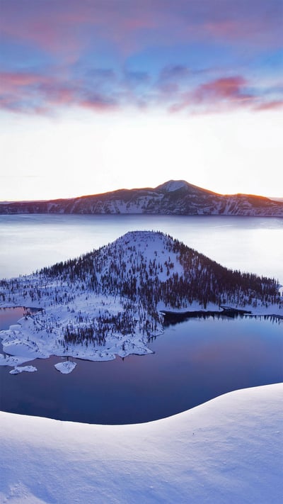 Crater Lake in Oregon (© Steve Bloom Images/Alamy) mobile wallpaper