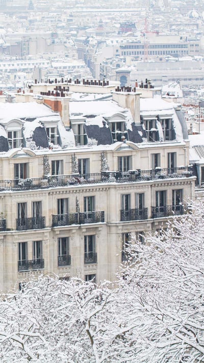 Les toits de Paris sous la neige (© Brasil2/iStock/Getty Images Plus) mobile wallpaper