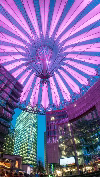 Beleuchteter Innenraum, Sony Center, Berlin (© travelstock44/Alamy Stock Photo) mobile wallpaper