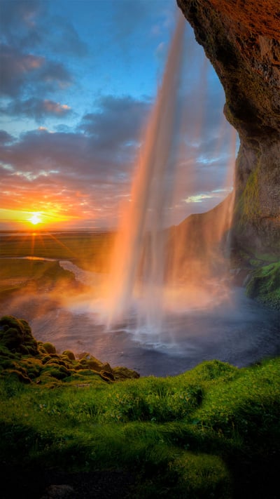 Seljalandsfoss waterfall in the South Region of Iceland (© Tom Mackie/plainpicture) mobile wallpaper