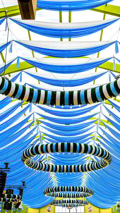 Menschen im „Spaten“-Bierzelt auf dem größten Volksfest der Welt, Oktoberfest 2017, München, Bayern (© FooTToo/Getty Images) mobile wallpaper