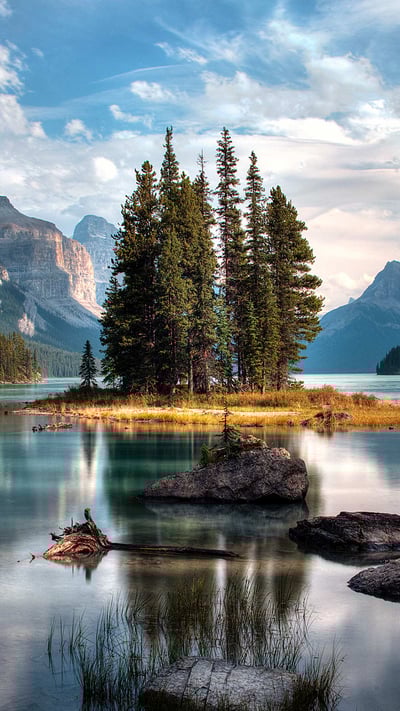 Spirit Island im Maligne Lake, Jasper-Nationalpark, Alberta, Kanada (© Jeff Penner/EyeEm/Getty Images) mobile wallpaper