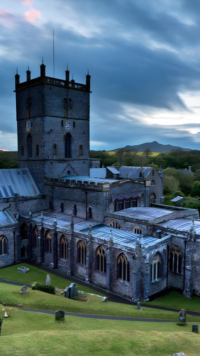 St Davids Cathedral, Pembrokeshire (© Michael Roberts/Moment/Getty Images) mobile wallpaper