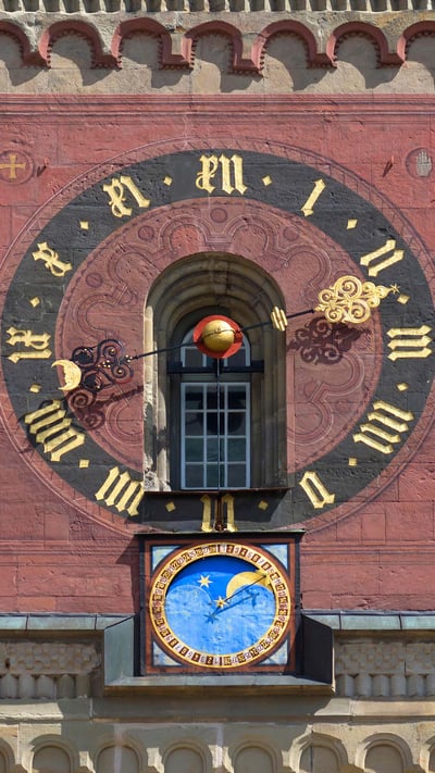 Astronomische Uhr am Kirchturm von St. Michael, Schwäbisch Hall, Baden-Württemberg (© imageBROKER/Helmut Meyer zur Capellen/Alamy Stock Photo) mobile wallpaper