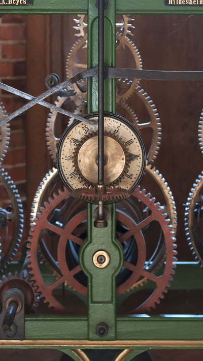 Altes Uhrwerk der Kirchturmuhr (1910 bis 1978) in der St. Michaeliskirche, Lüneburg, Niedersachsen, Deutschland (© Helmut Meyer zur Capellen/imageBROKER/Shutterstock) mobile wallpaper