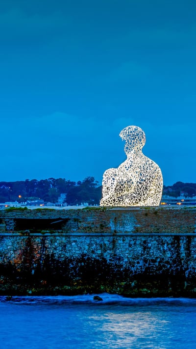 Sculpture créée par l'artiste Catalan Jaume Plensa intitulée "Nomade", vieille ville d'Antibes, Alpes-Maritimes (© Norbert Scanella/Alamy Stock Photo) mobile wallpaper