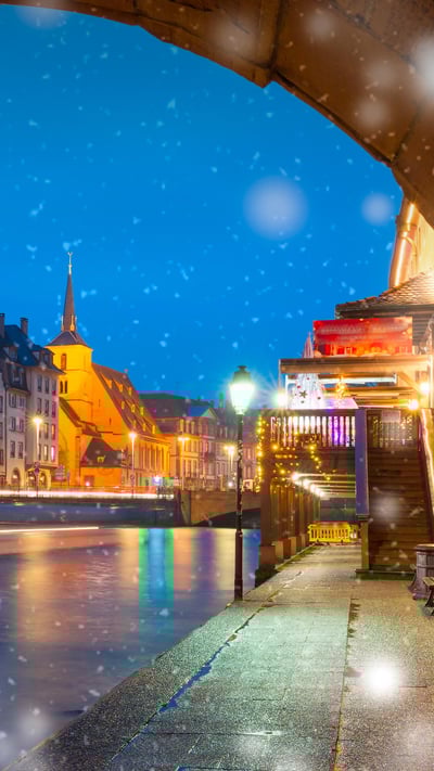Quai et église Saint-Nicolas à Strasbourg pendant la période des fêtes (© KavalenkavaVolha/iStock/Getty Images Plus) mobile wallpaper