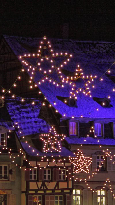 Guirlandes illuminant les rues de Strasbourg (© Marco Desscouleurs/Adobe Photo Stock) mobile wallpaper