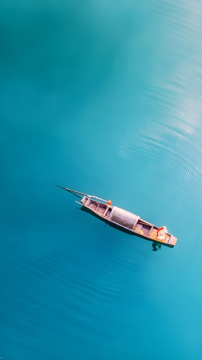 蓝色水面上的渔船航拍图,郴州市,湖南省,中国 (© Haitong Yu/Getty images) mobile wallpaper