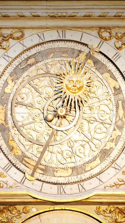 Horloge astronomique de la Cathédrale Saint-Jean de Lyon (© kyolshin/Panther Media GmbH/Alamy Stock Photo) mobile wallpaper