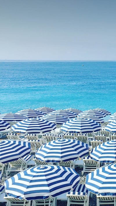 Parasols et chaises longues sur une plage, Côte d’Azur, Nice (© Gen Sadakane/EyeEm/Getty Images) mobile wallpaper