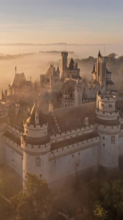 O Château de Pierrefonds no departamento de Oise da Picardia, na França (© Hemis/Alamy) mobile wallpaper