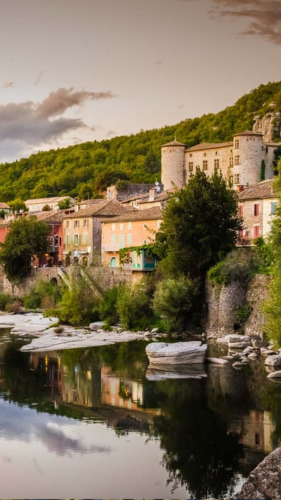 L’Ardèche et le village de Vogüé au coucher du soleil (© JeanLucIchard/Shutterstock) mobile wallpaper