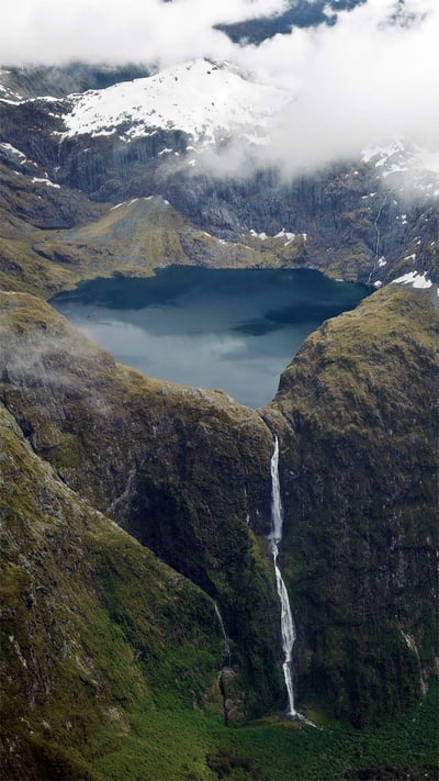 Sutherland Falls and Lake Quill in New Zealand (© Michael Rathmayr/plainpicture) mobile wallpaper