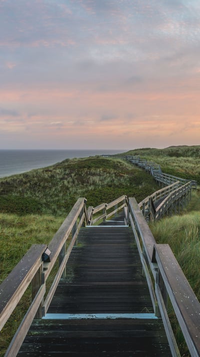 Bohlenweg bei Wenningstedt-Braderup auf Sylt, Schleswig-Holstein (© Kerstin Bittner/Westend61/offset by shutterstock) mobile wallpaper