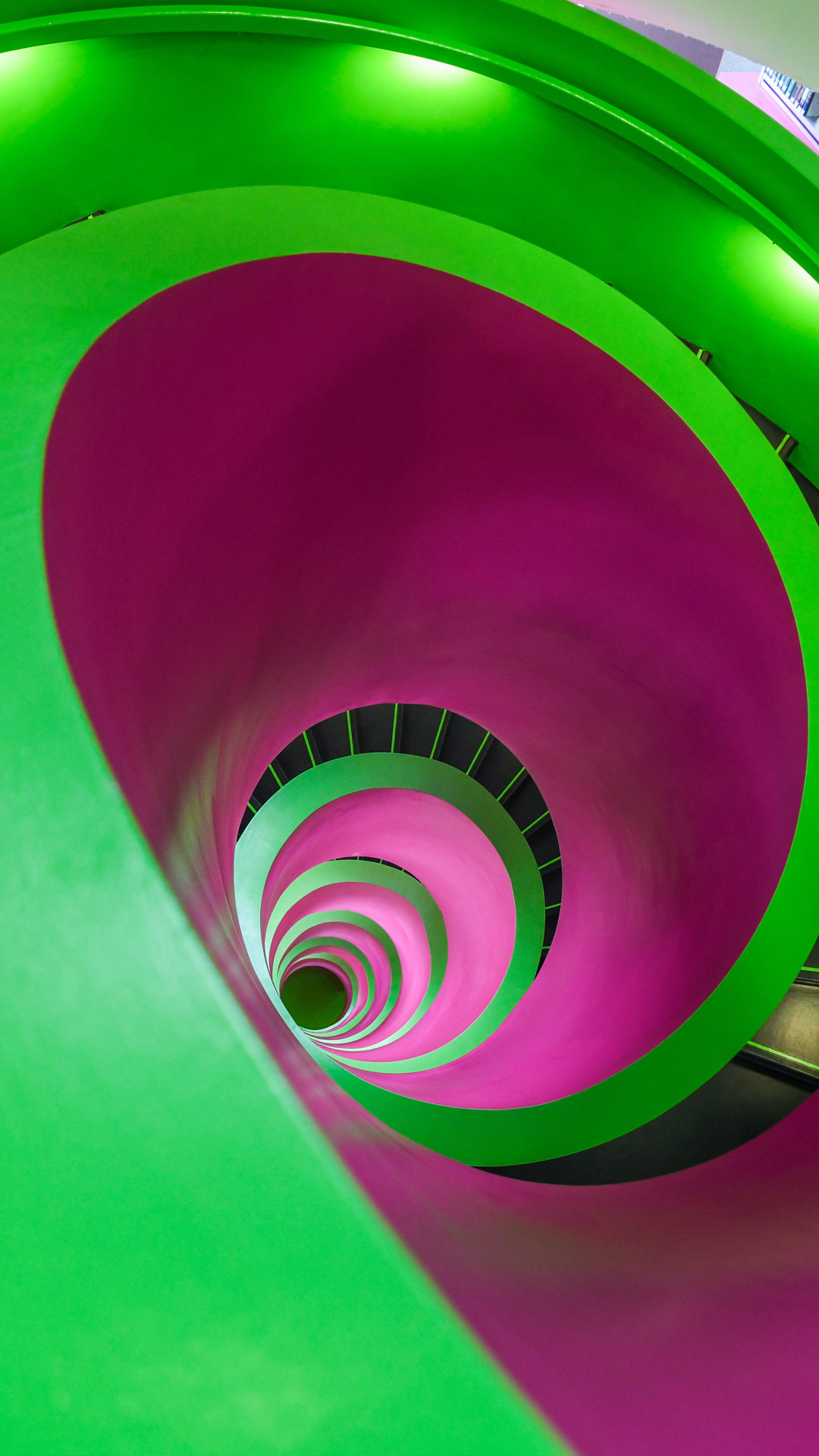 Wendeltreppe in der Universitätsbibliothek Cottbus-Senftenberg, Brandenburg, Deutschland (© dpa picture alliance/Alamy Stock Photo) mobile wallpaper