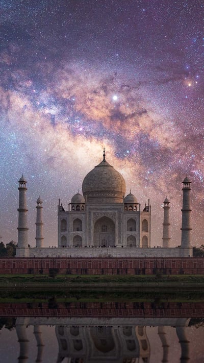 Taj Mahal with Milky Way in the background in Agra, India (© Getty Images) mobile wallpaper
