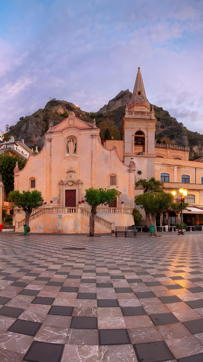 Piazza IX Aprile, Taormina, Sicily, Italy (© rudi1976/Alamy) mobile wallpaper