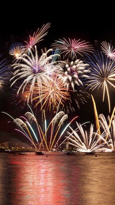 Fuegos artificiales en Palamós, Gerona, Cataluña, España (© Nigel Perrin/Getty Images) mobile wallpaper