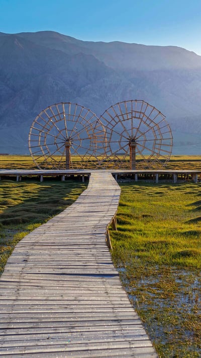 Water wheels in the Tashkurgan Grassland, Tashkurgan Tajik Autonomous County, Xinjiang, China (© Ratnakorn Piyasirisorost/Getty Images) mobile wallpaper