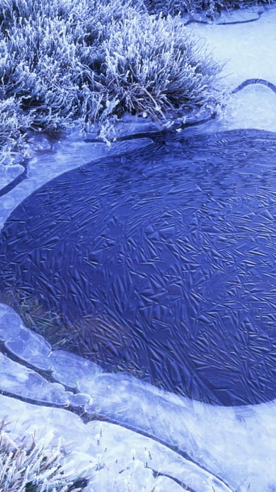 Frozen tarn, Cradle Mountain, Tasmania (© TED MEAD/Getty Images) mobile wallpaper