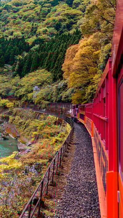 「嵯峨野観光鉄道」京都, 嵐山 (© jiGGoTravel/Alamy Stock Photo) mobile wallpaper