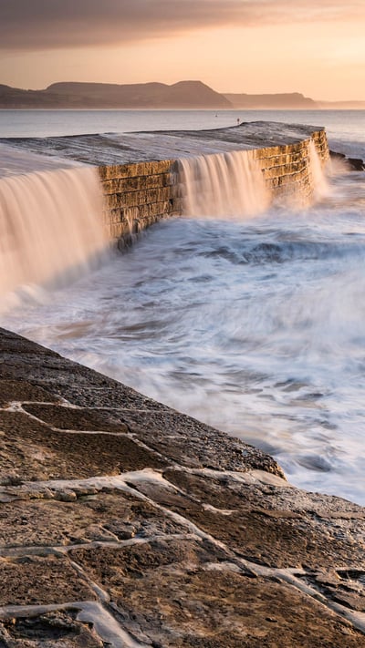 莱姆里杰斯的Cobb防波堤,英格兰多塞特 (© Ross Hoddinott/Offset by Shutterstock) mobile wallpaper