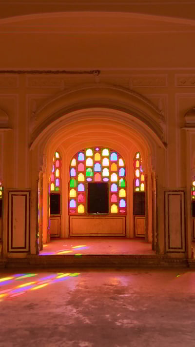 Interior of Hawa Mahal or Palace of Winds, India (© Inti St Clair/age fotostock) mobile wallpaper
