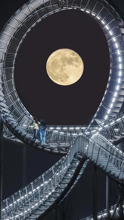 Vollmond über der „Tiger and Turtle – Magic Mountain“-Landmarke im Angerpark, Duisburg, Nordrhein-Westfalen (© Bernd Mellmann/Alamy Stock Photo) mobile wallpaper