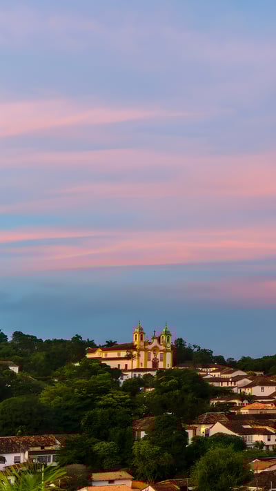 Vista aérea ao nascer do sol em Tiradentes, Minas Gerais (© Martinelli73/iStock/Getty Images Plus) mobile wallpaper