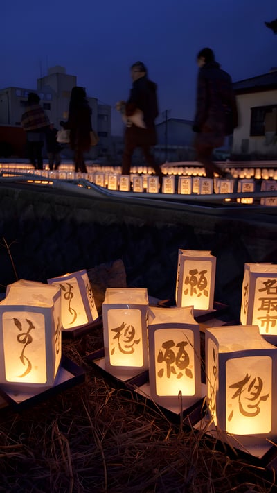 追悼イベントの灯籠, 宮城県 名取市 (© Kuni Takahashi/寄稿者/Getty Images) mobile wallpaper
