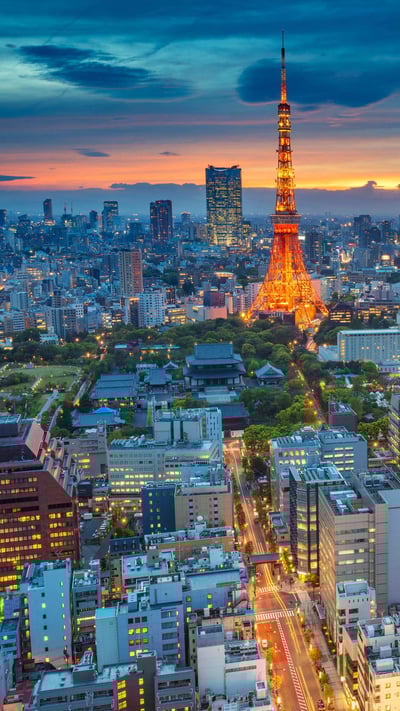 「夕暮れの東京タワー」 (© rudi1976/Alamy) mobile wallpaper