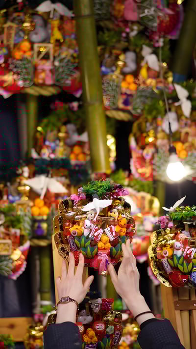 酉の市で販売される縁起熊手, 東京 (© ASSOCIATED PRESS/AP) mobile wallpaper