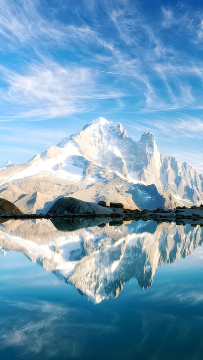 Reflet du ciel sur le lac Blanc, Alpes françaises, Monte Bianco en arrière-plan, Chamonix (© Smitt/Getty Image) mobile wallpaper