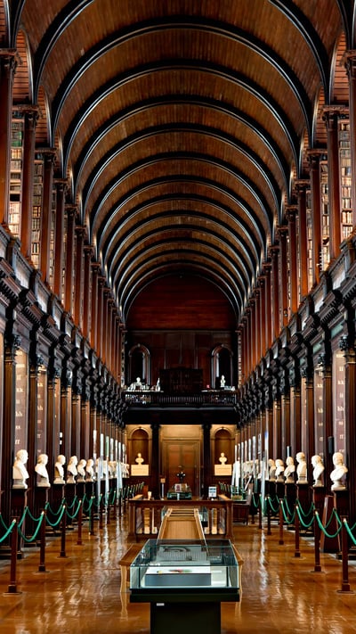 「トリニティ・カレッジ図書館」アイルランド, ダブリン (© Carl Bruemmer/age fotostock) mobile wallpaper