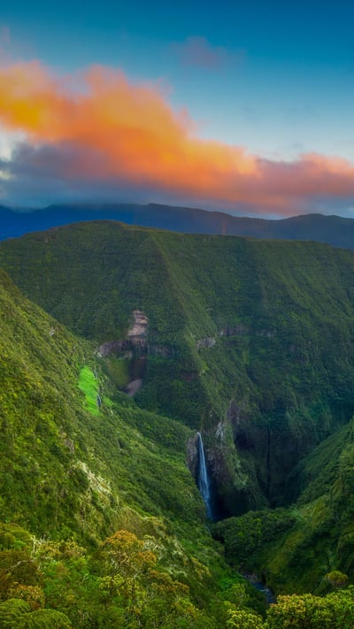 Trou de Fer dans le Piton des Neiges sur l’île de la Réunion à l’occasion de la fête réunionnaise de la liberté (© Gabriel Barathieu/Biosphoto/Alamy Stock Photo) mobile wallpaper