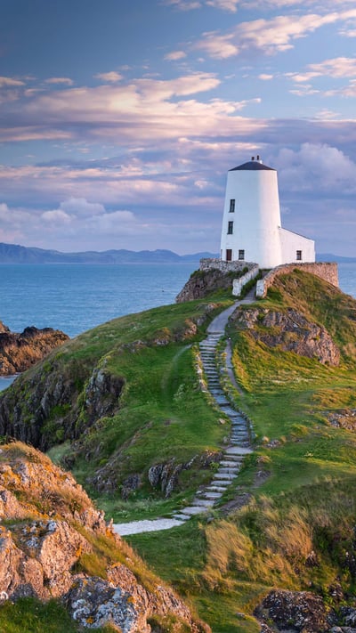 Tŵr Mawr Lighthouse on Llanddwyn Island in Anglesey, North Wales (© Jon Arnold/DanitaDelimont.com) mobile wallpaper