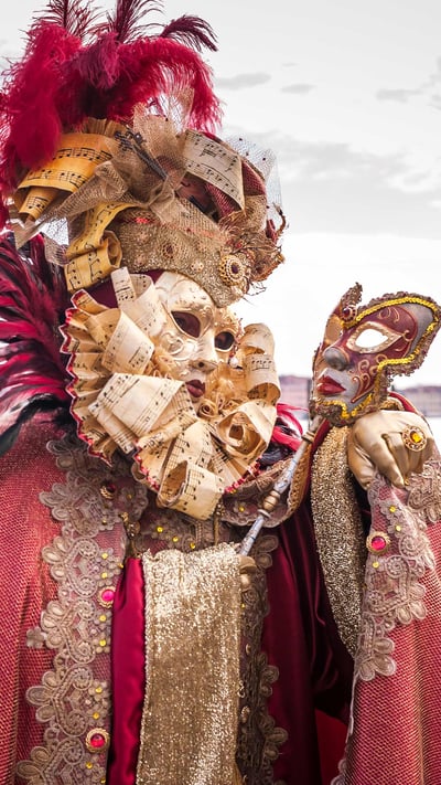 Maschera veneziana con gondole sul retro, Venezia, Veneto (© Chiara Cattaruzzi Photography/Moment/Getty Images) mobile wallpaper