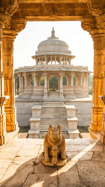 Inside of a temple at sunrise in India Udaipur (© Ronny Werner/Alamy Stock Photo) mobile wallpaper