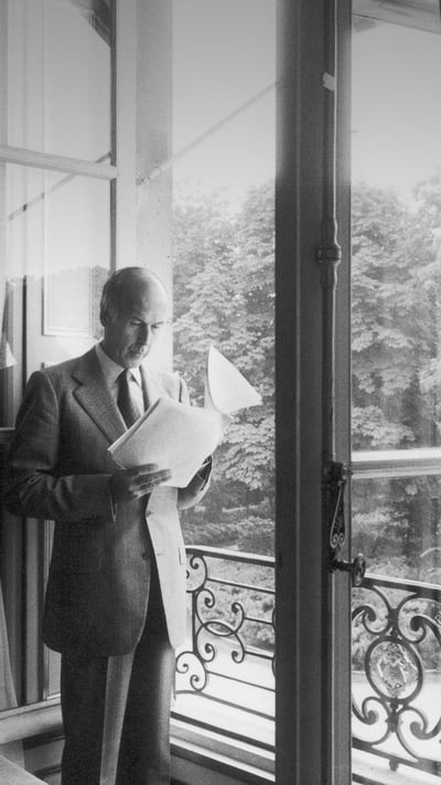 Valéry Giscard d'Estaing reçoit Paris Match à l'Elysée, Août 1979 (© GAROFALO Jack/Contributor/Getty Images) mobile wallpaper