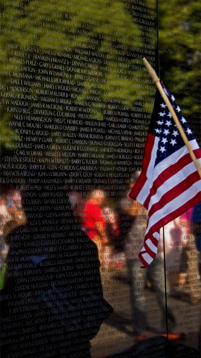 Visitors at the Vietnam Veterans Memorial in Washington, DC (© Nikki Kahn/Getty Images) mobile wallpaper
