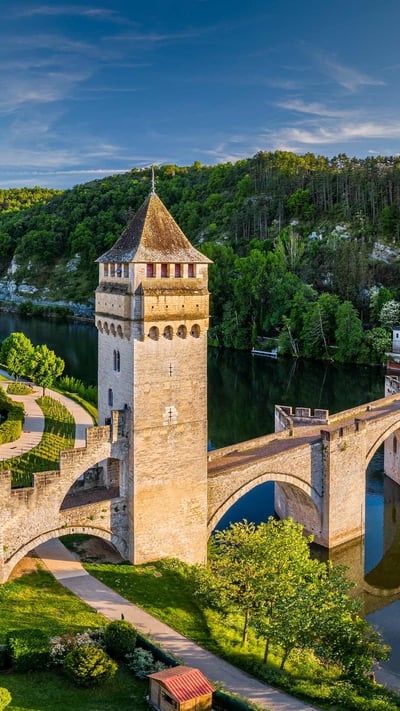 Pont Valentré bridge, Cahors, France (© Reinhard Schmid/Huber/eStock Photo) mobile wallpaper