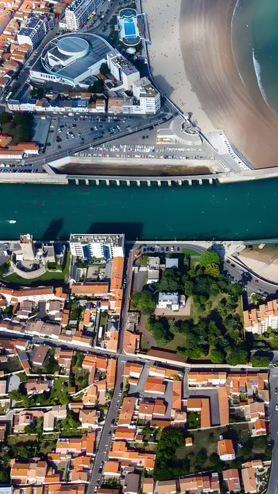 Les Sables-d'Olonne, la Tour d'Arundel, le casino, le fort Saint-Nicolas et le chenal menant au port (© Leroy Francis/Hemis/Alamy Stock Photo) mobile wallpaper