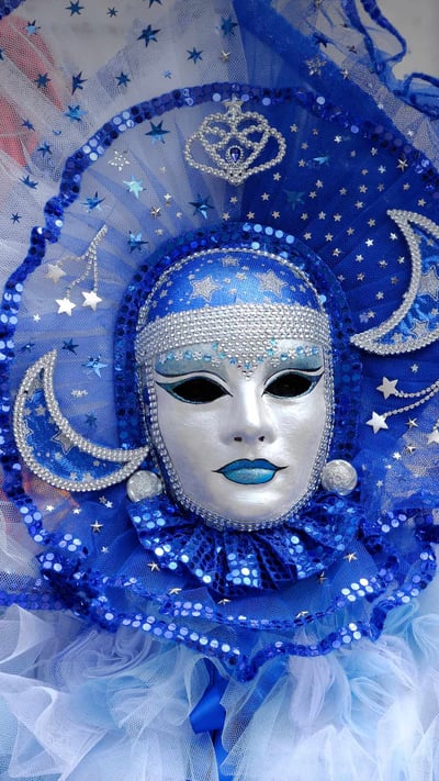 Masque vénitien lors du carnaval vénitien de Mayenne pour Mardi gras, Loire (© Joel Douillet/Alamy Stock Photo) mobile wallpaper